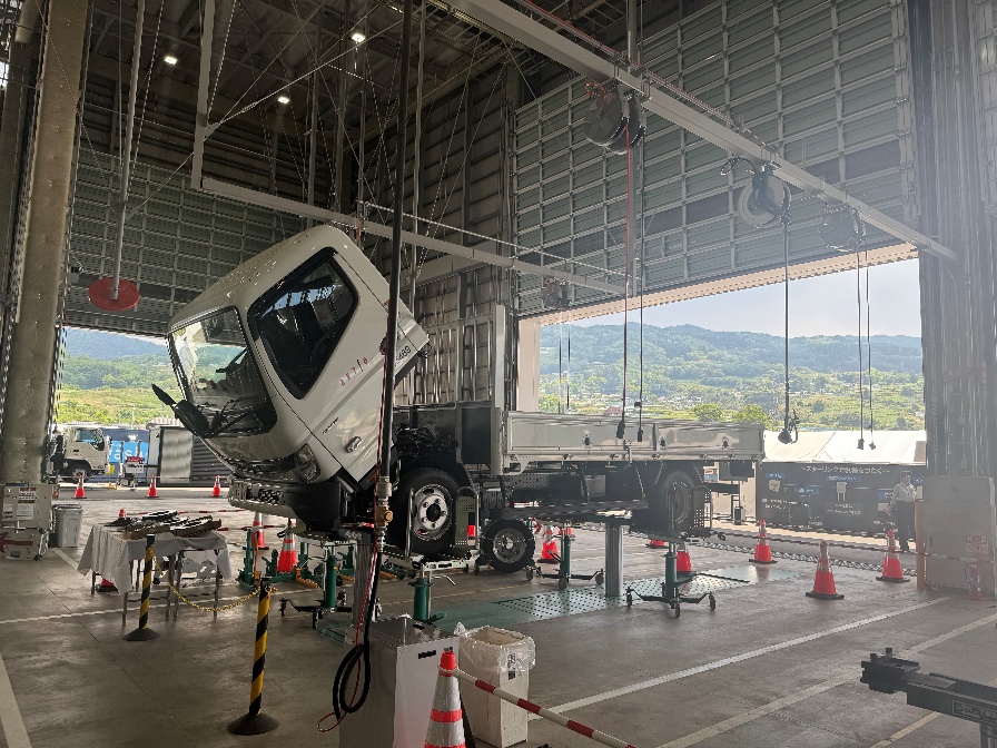 年間３千台規模の車検・点検に対応。写真は下降型フロアピット。