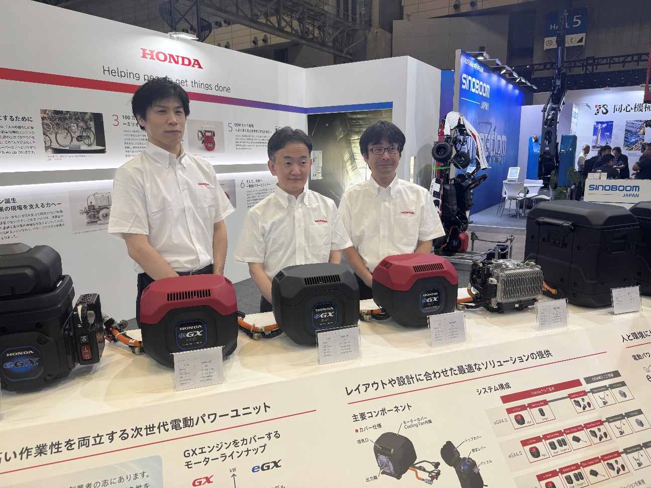 自動溶接ロボット。油圧ホース製作機などの設備を導入。