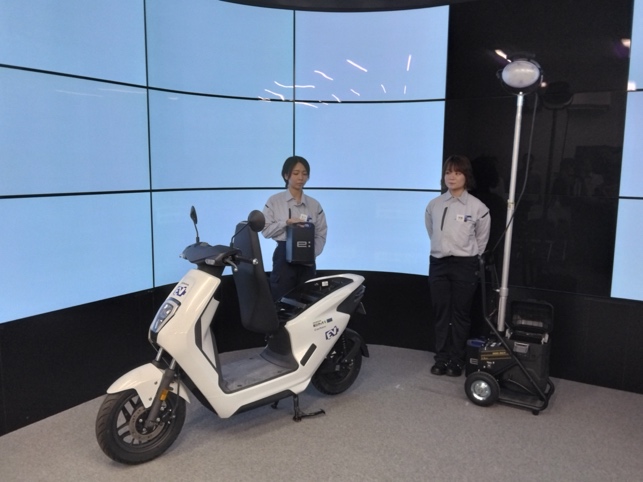 交換式バッテリーの交換デモンストレーション
